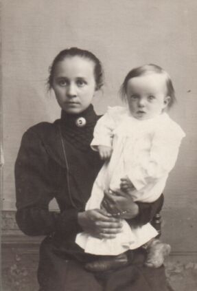 Hilja Puhakka (os.Lukkarinen) ja Erkki Puhakka (s.6.6.1906).